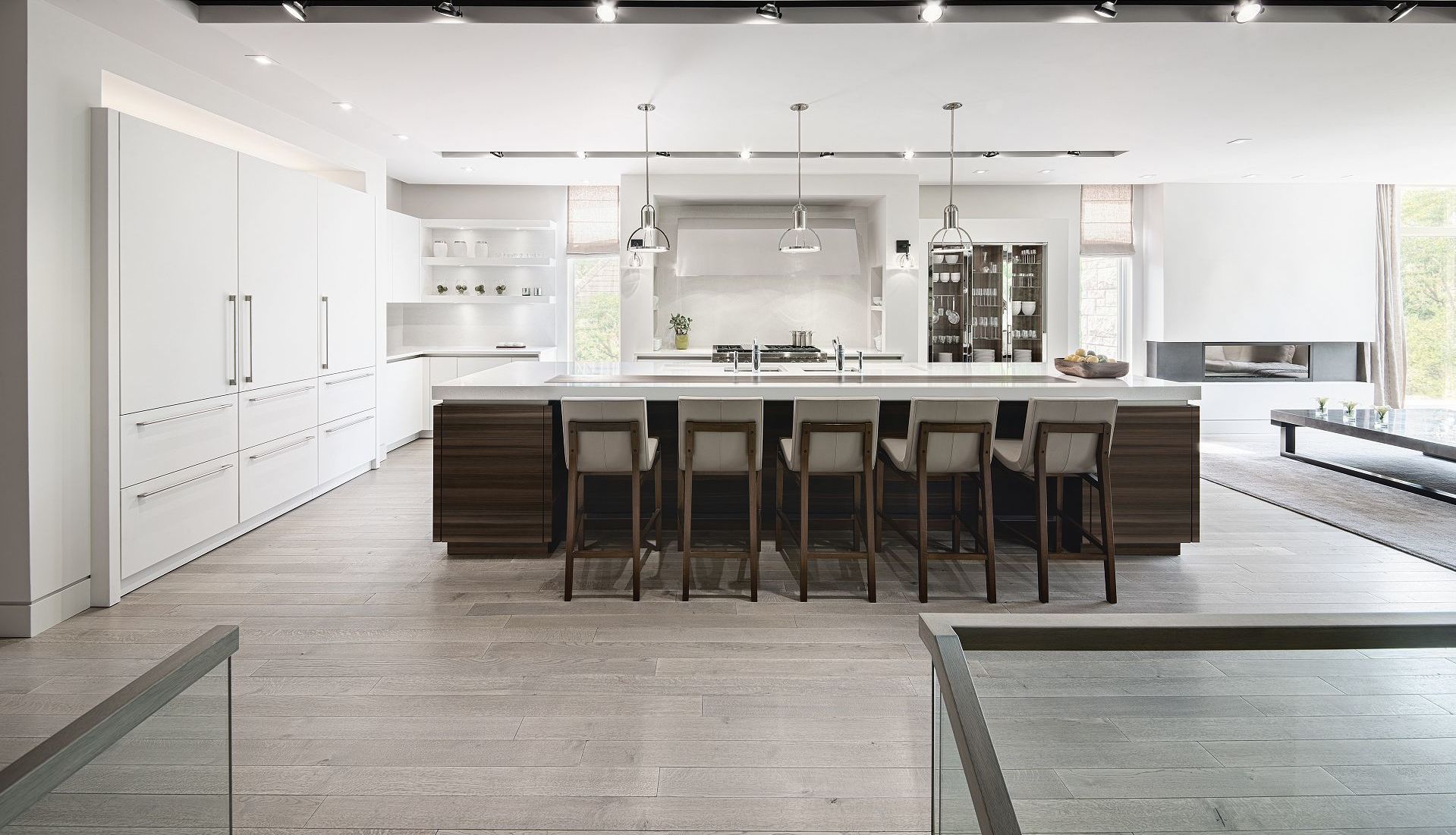 SieMatic Classic SE S2 in lotus white with opulent kitchen island, stainless steel hood and glass display cabinets