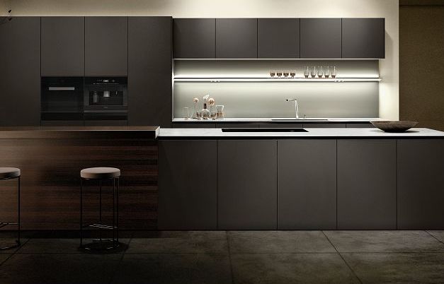 SieMatic Pure SE S2 kitchen with velvet matte lacquer finishes with AntiPrint coating in a brown hue from the SieMatic Individual ColorSystem