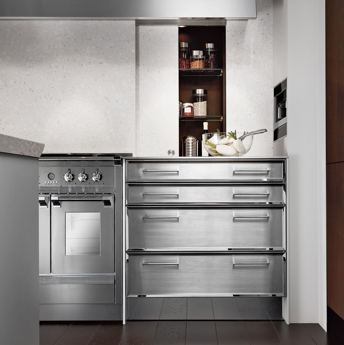 SieMatic Classic BeauxArts S2 kitchen with noble StoneDesign sliding doors in the niche behind the stovetop